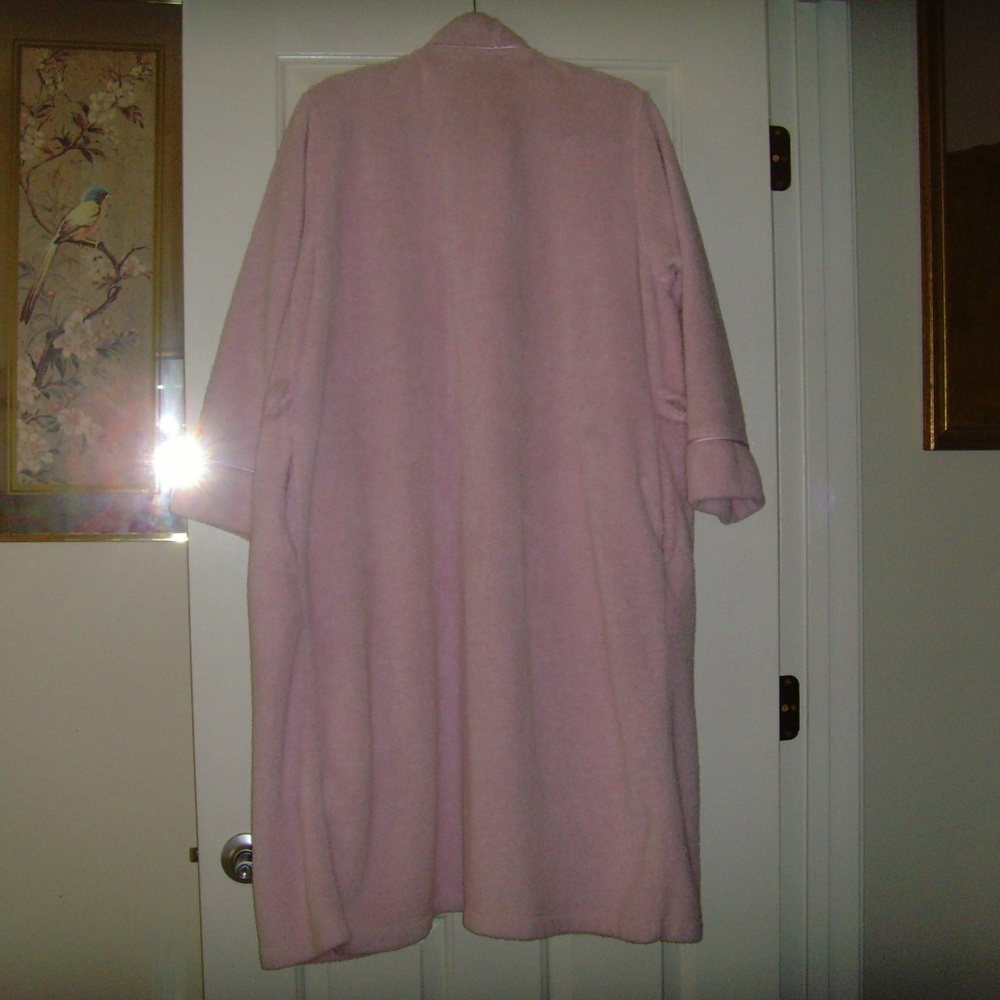 NAUTICA Sleepwear Fluffy Pink Robe in L-XL - Picture 8 of 15